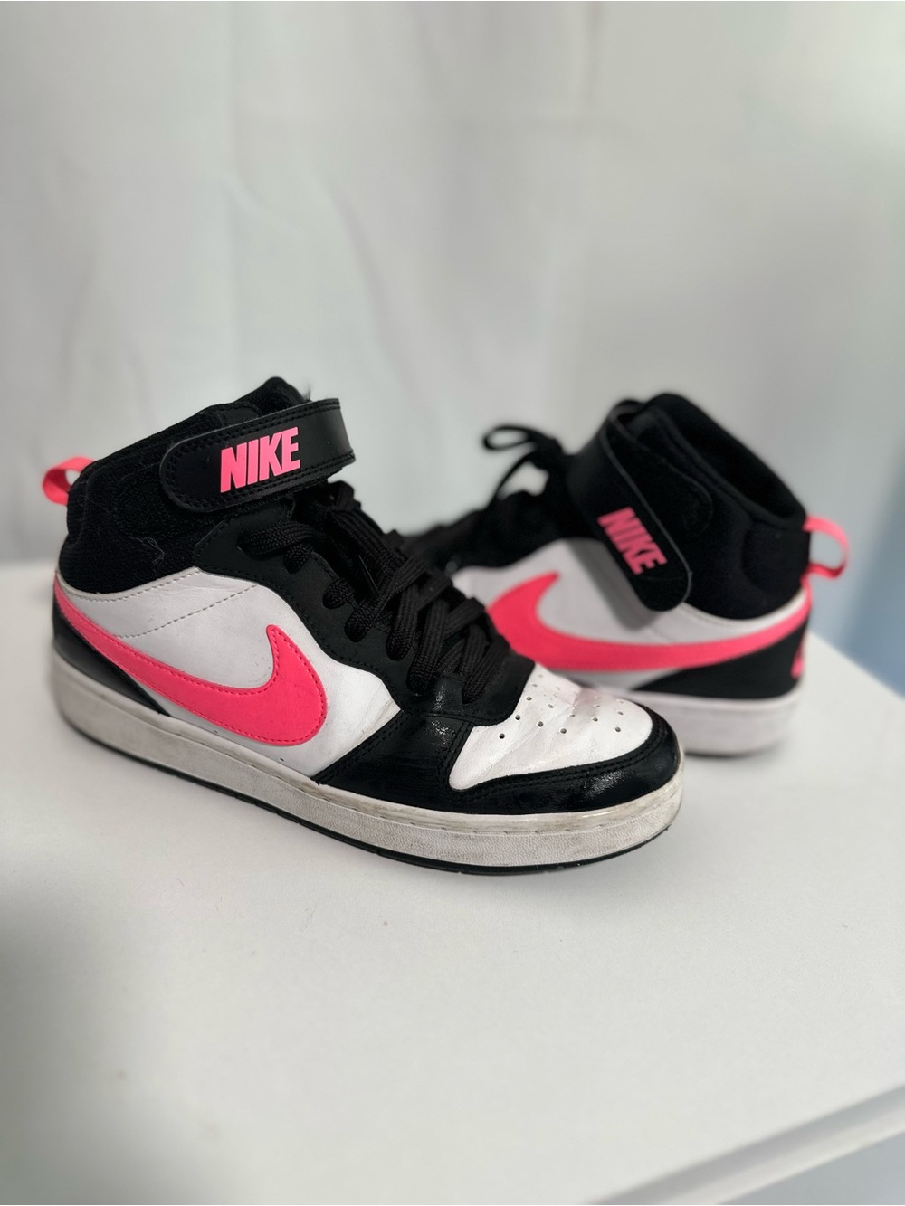 Nike Kids High-Top Sneakers in Black, White & Pink . Excelentes condiciones